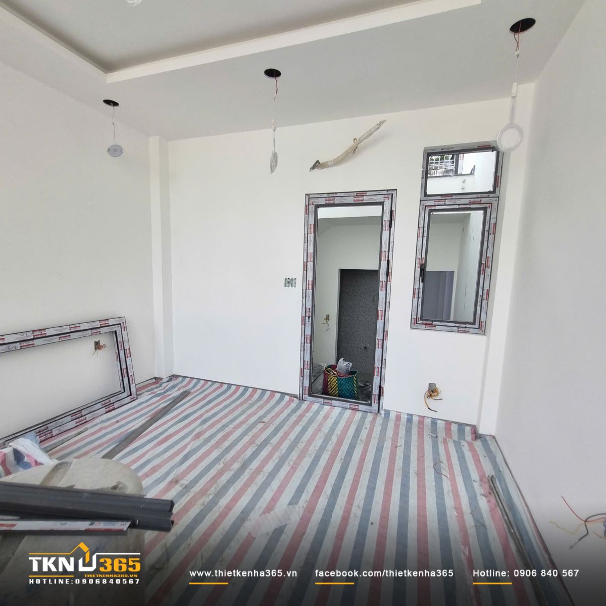 Hình ảnh thi công lắp đặt cửa ra vào và hệ cửa sổ kính