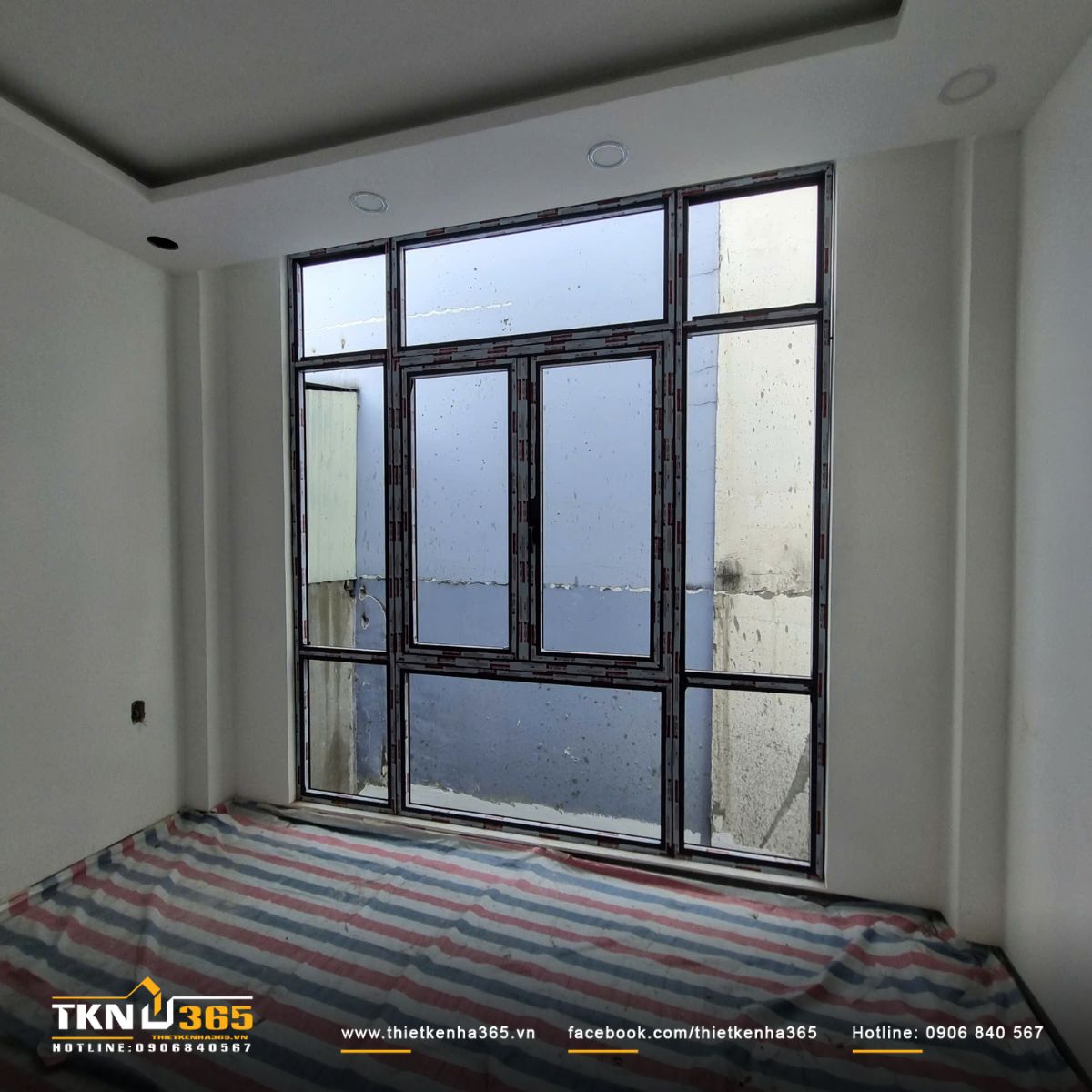 Hình ảnh thi công lắp đặt cửa ra vào và hệ cửa sổ kính