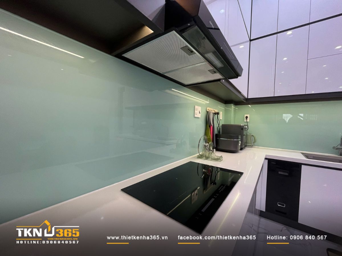 Khu vực bếp bố trí bếp từ, máy hút mùi và thiết bị gia dụng khoa học, tối ưu thao tác nấu nướng cho gia đình