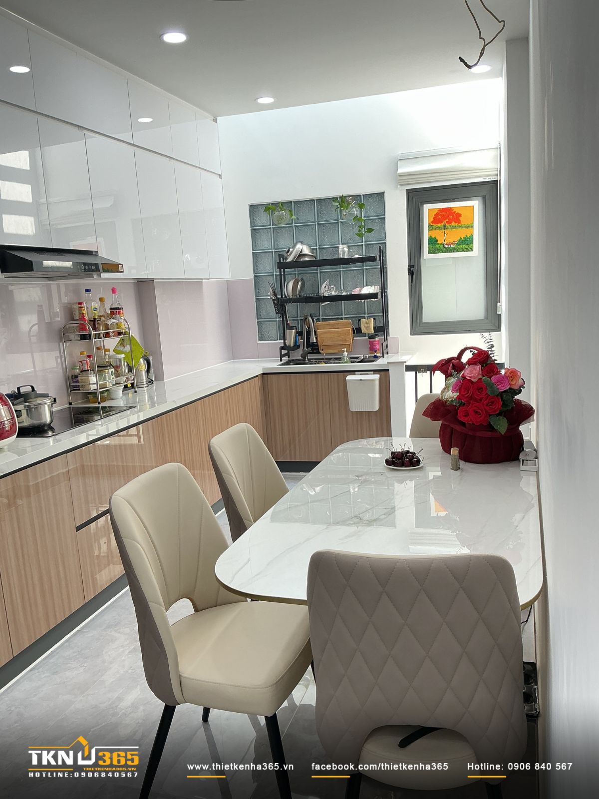 Hệ tủ bếp thiết kế kịch trần, tủ trên sử dụng acrylic trắng bóng kết hợp tủ dưới phủ vân gỗ ấm áp