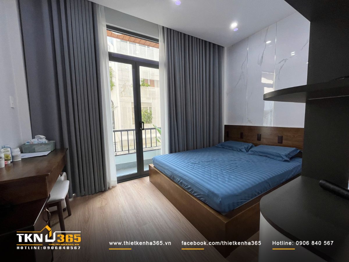 Phòng ngủ master đón sáng từ cửa kính lớn, tạo cảm giác thoáng và thư giãn cho vợ chồng chị Huyền