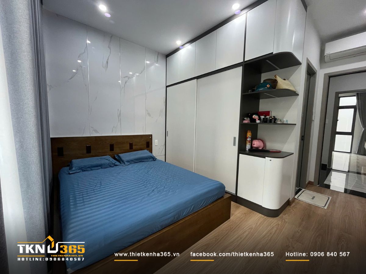 Hệ tủ cao kịch trần kết hợp kệ mở giúp tối ưu lưu trữ, giữ không gian luôn gọn gàng