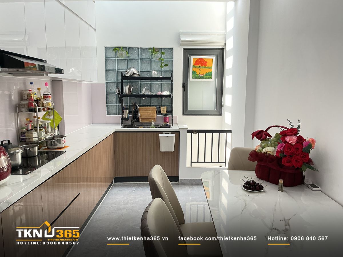 Bàn ăn đặt liền bếp, thiết kế tối giản, vừa đủ cho những bữa cơm gia đình