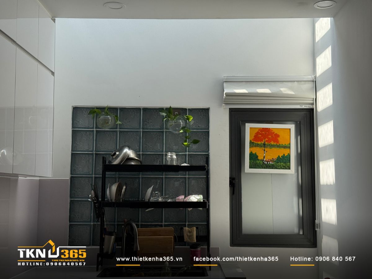 Ánh sáng tự nhiên từ cửa sổ và giếng trời giúp không gian luôn thoáng sáng