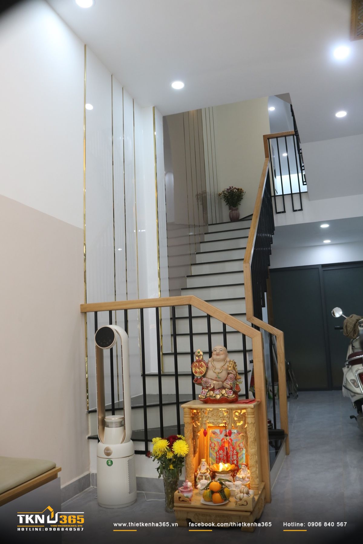 Cầu thang đóng vai trò làm trục giao thông chính kết nối xuyên suốt các tầng