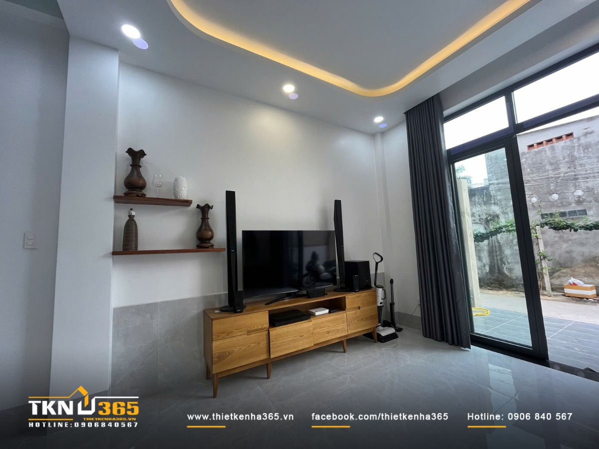 Kệ trang trí và tủ gỗ mộc mang lại cảm giác ấm áp và gần gũi