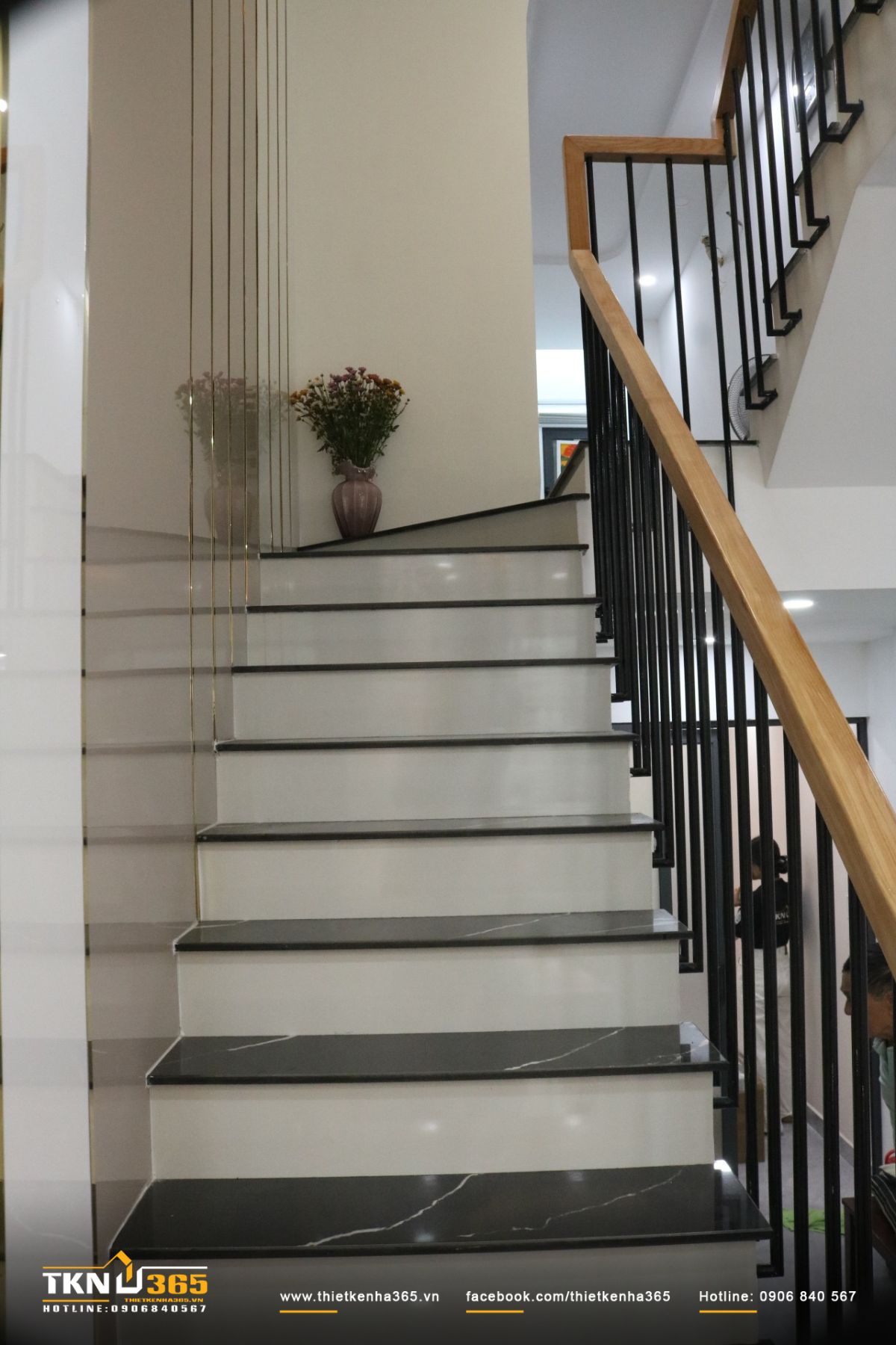 Lan can sắt sơn đen kết hợp tay vịn gỗ tự nhiên tạo cảm giác chắc chắn nhưng không nặng nề