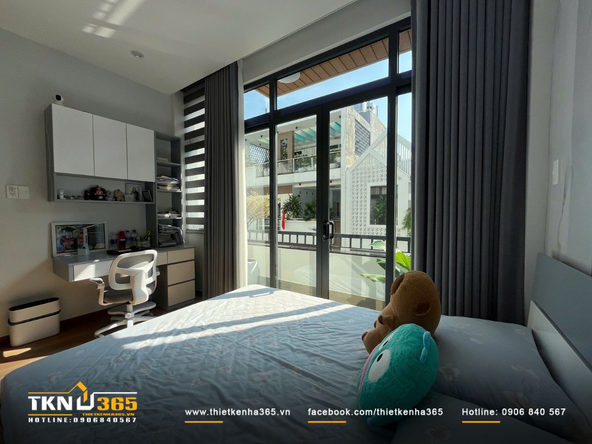 Phòng ngủ ngập tràn ánh sáng tự nhiên, kết hợp gam màu xám - trắng nhẹ nhàng tạo cảm giác thư thái