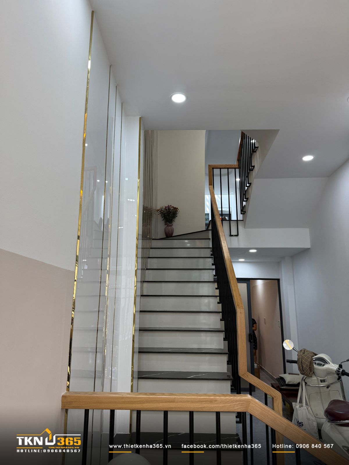 Bậc thang ốp đá tối màu giúp định hình nhịp bước rõ ràng và tạo chiều sâu cho không gian