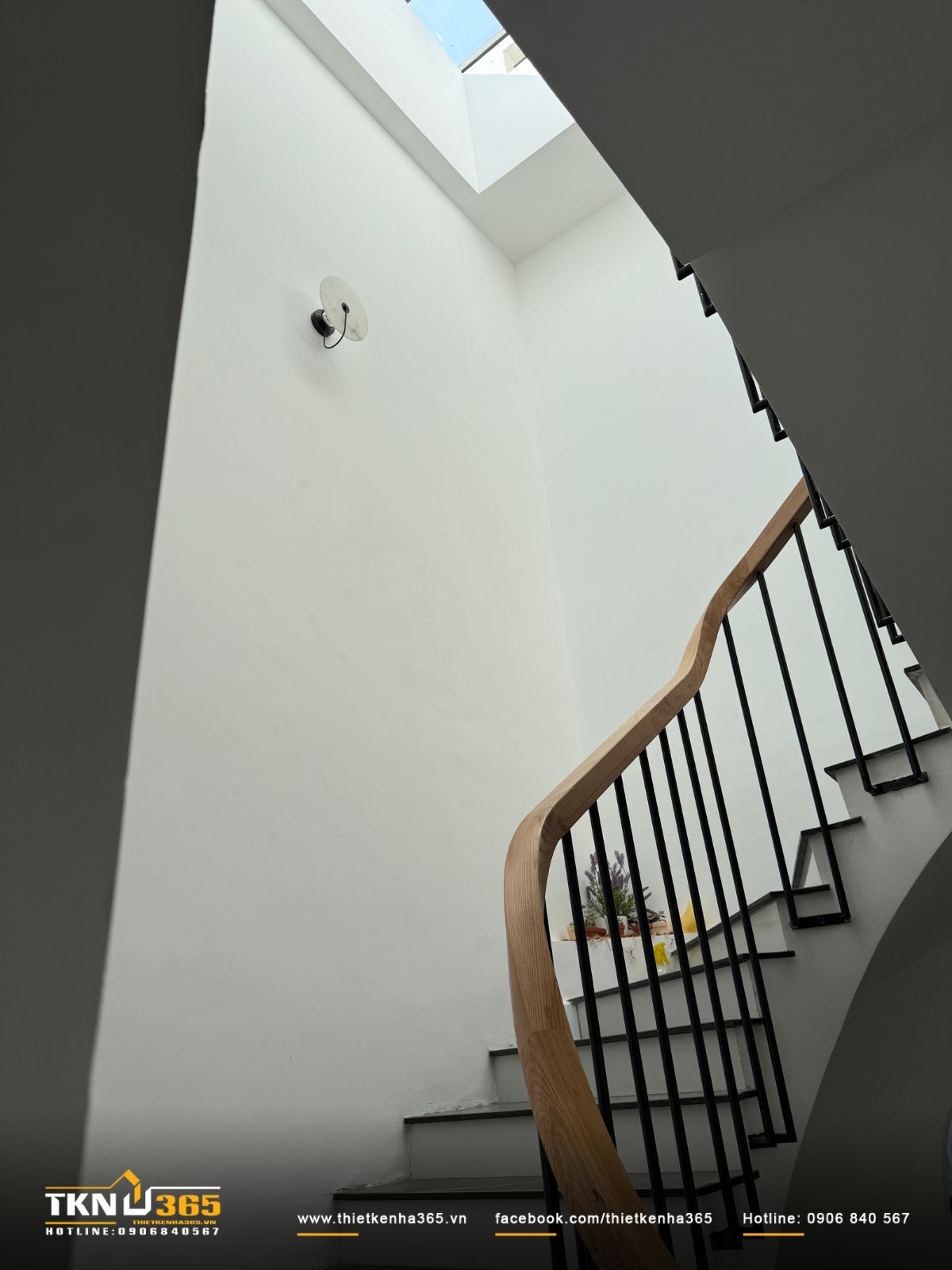 Cầu thang không chỉ là lối đi mà trở thành một phần trải nghiệm sống chậm rãi và thư thái trong ngôi nhà