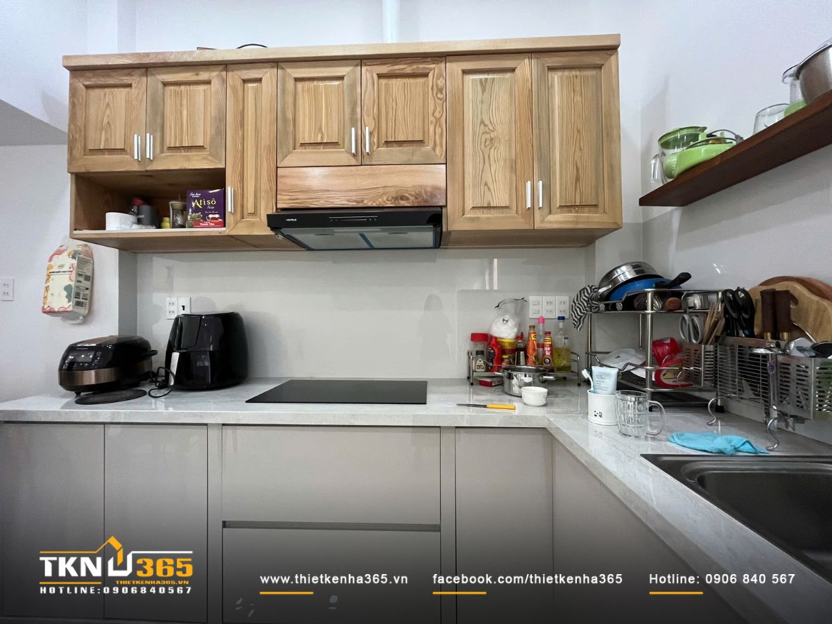 Khu vực nấu nướng bố trí khoa học, ánh sáng âm trần dịu nhẹ giúp không gian luôn dễ chịu
