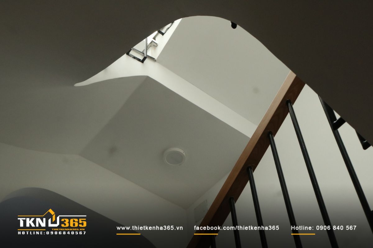Thiết kế cầu thang mở kết hợp giếng trời là giải pháp phù hợp cho nhà phố 3 tầng M’s House, đảm bảo khả năng thông gió và lấy sáng tự nhiên