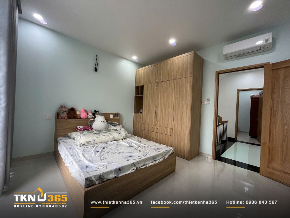 Phòng ngủ ấm áp với nội thất gỗ và ánh sáng dịu, tạo cảm giác an toàn cho các bé