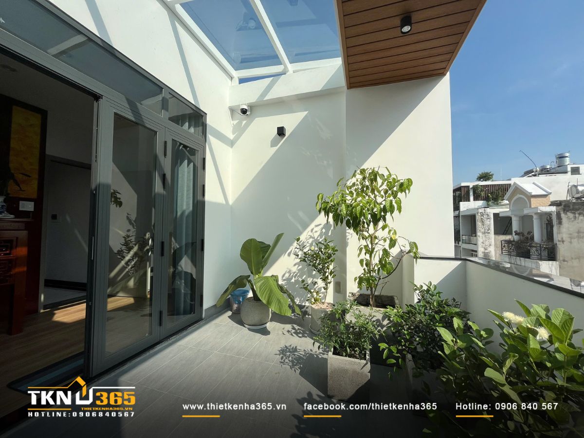 Thiết kế mái kính giúp nhà Tô Hiệu khắc phục được những hạn chế thường gặp ở nhà phố