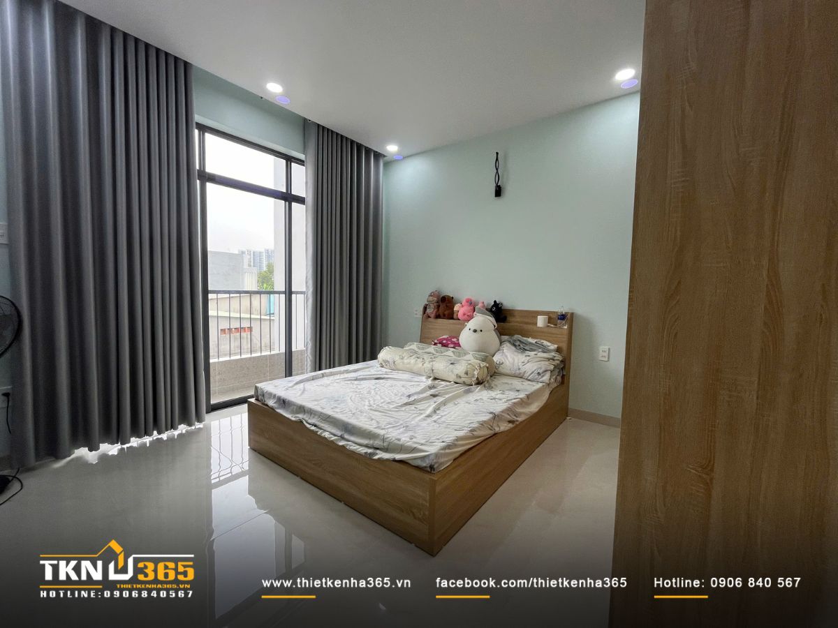 Cửa kính lớn đưa ánh sáng tự nhiên vào phòng, giúp không gian luôn thoáng và dễ chịu