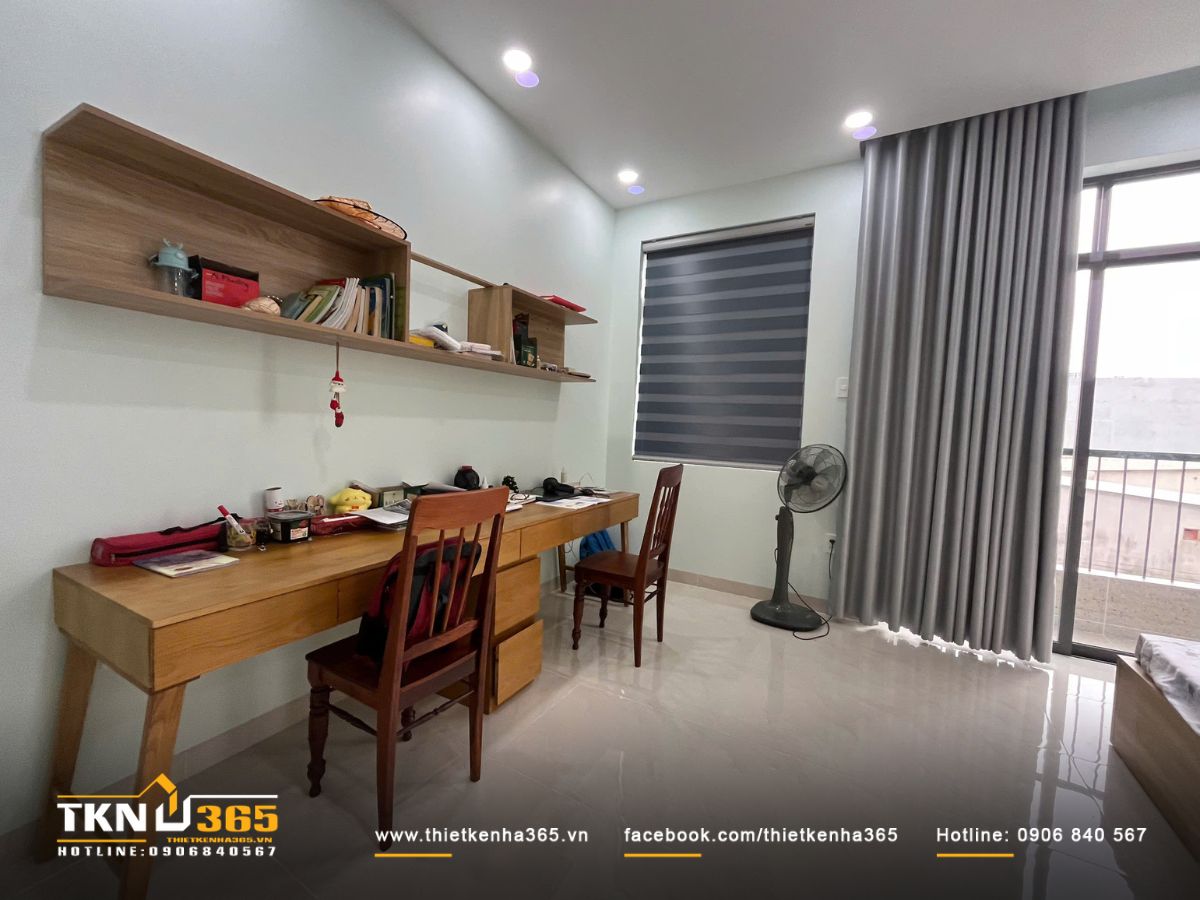 Bàn học rộng rãi, bố trí gọn gàng để các con thoải mái học tập và sáng tạo