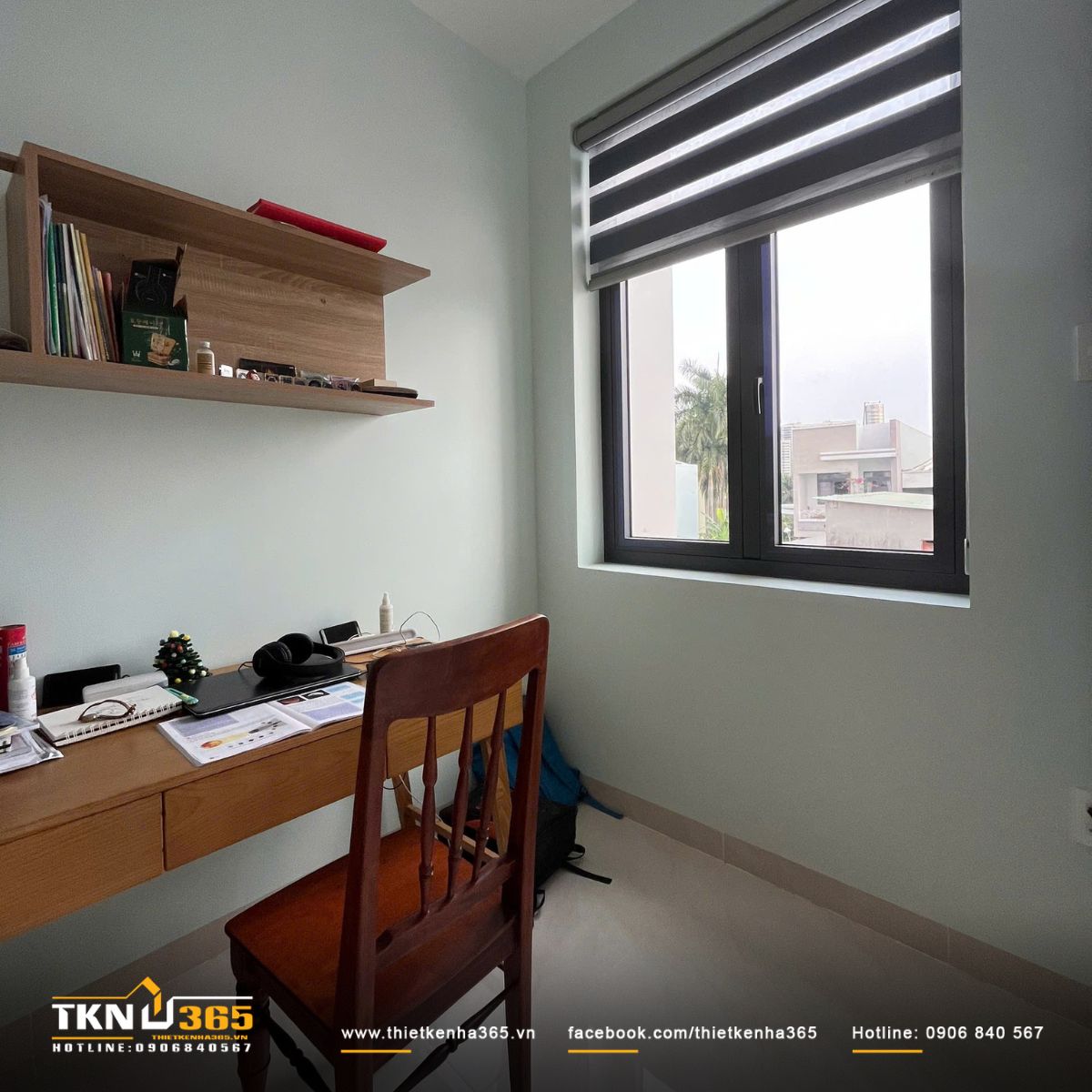 Góc học tập cạnh cửa sổ đón sáng tốt, hỗ trợ sự tập trung khi làm bài tập hoặc đọc sách