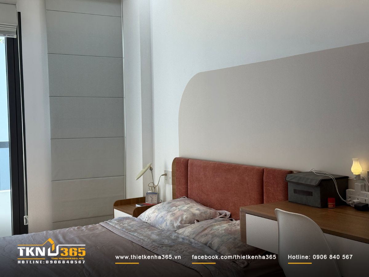 Phòng ngủ bố trí gọn gàng, giường đặt tại trung tâm giúp không gian cân đối và dễ sử dụng trong nhà phố chiều ngang hẹp