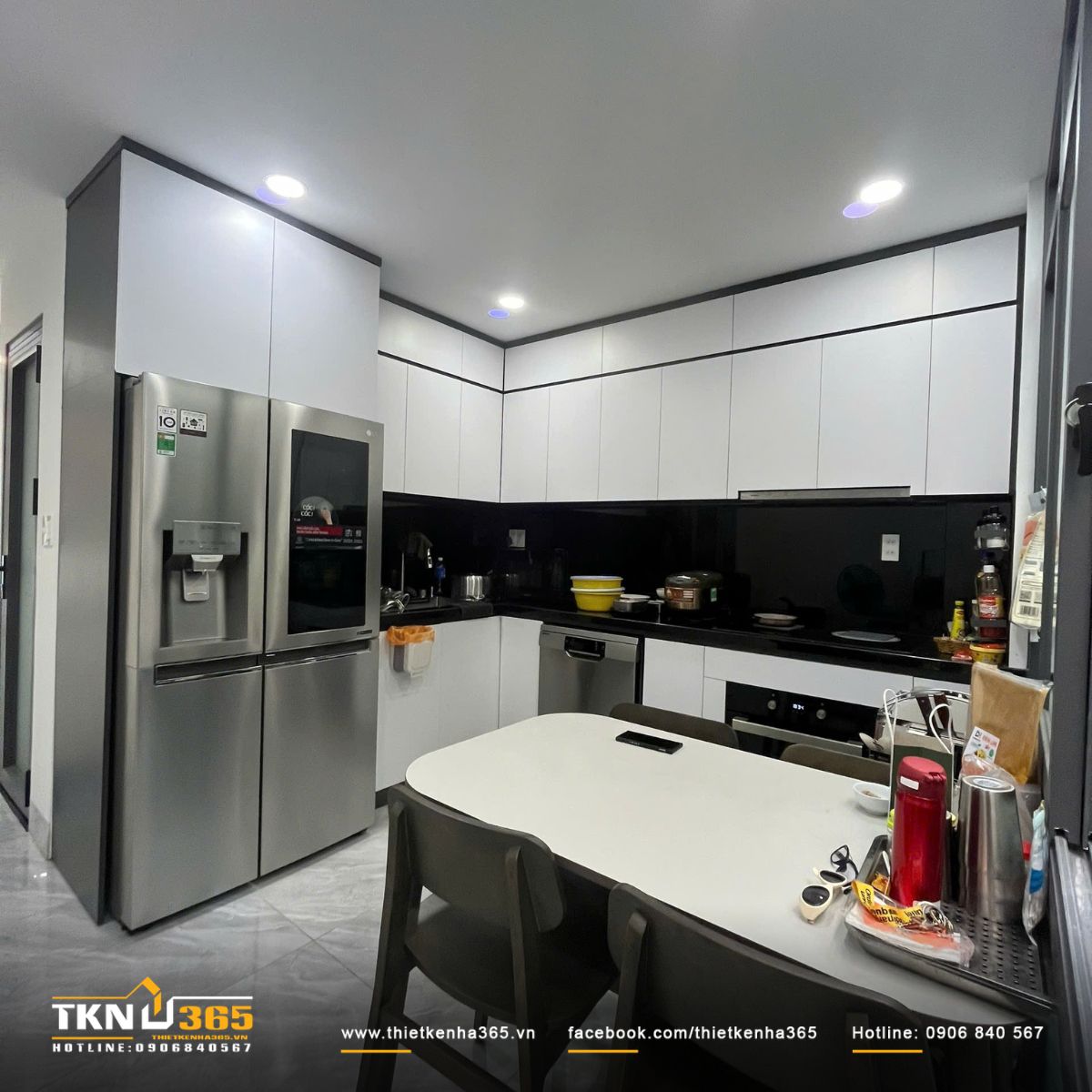 Bếp chữ L với hệ tủ trắng - đen tối giản, tối ưu công năng và giữ không gian luôn gọn gàng