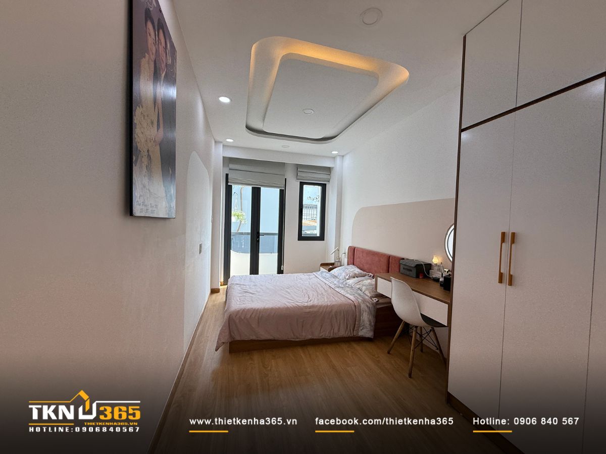 Trần giật cấp bo cong cùng đèn hắt ánh vàng, mang lại bầu không khí dịu nhẹ, phù hợp với không gian nghỉ ngơi vào buổi tối