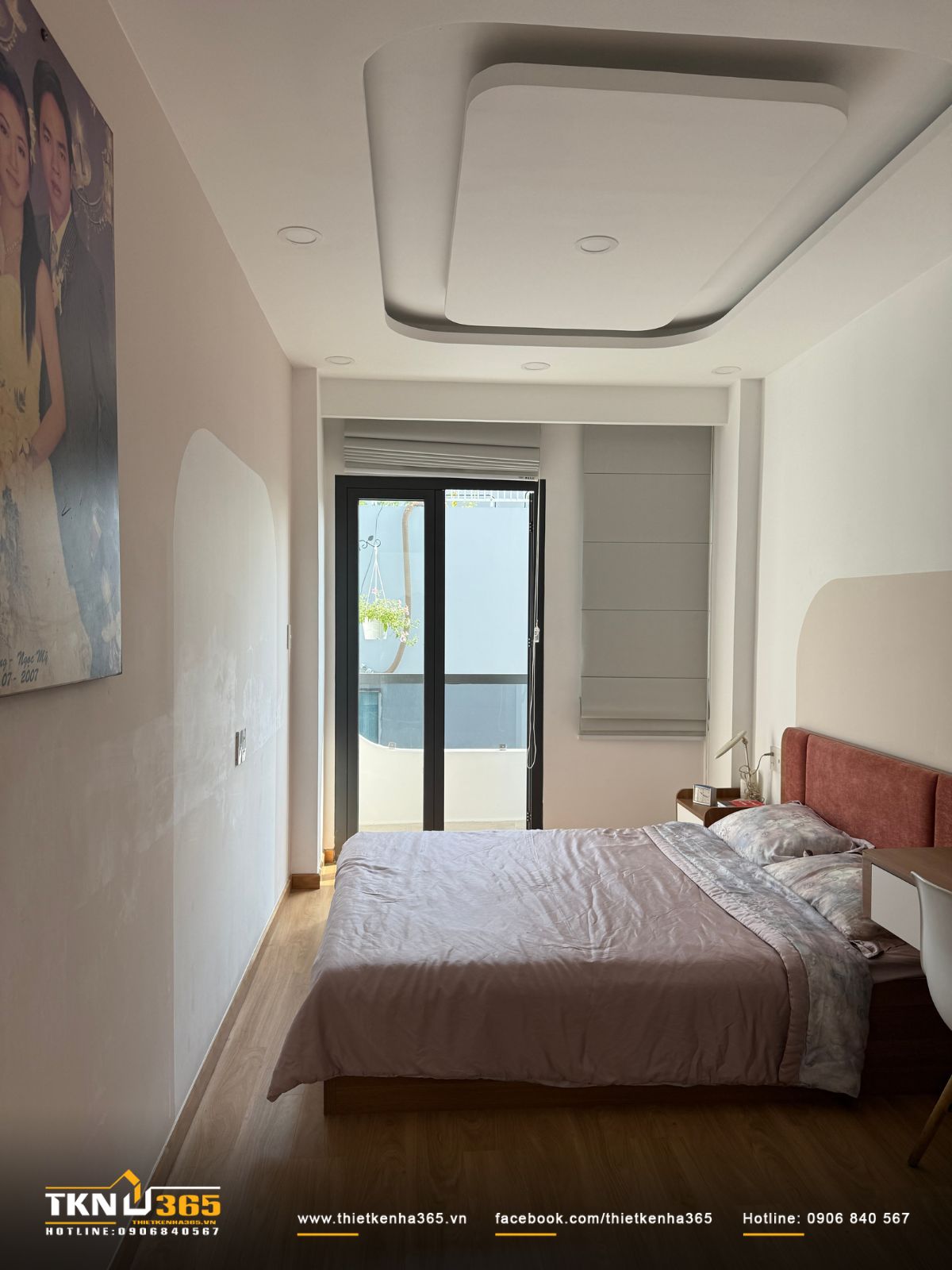 Đầu giường bọc nệm tông ấm kết hợp mảng tường bo cong nhẹ, tạo cảm giác êm ái và giảm sự cứng nhắc của các bề mặt phẳng