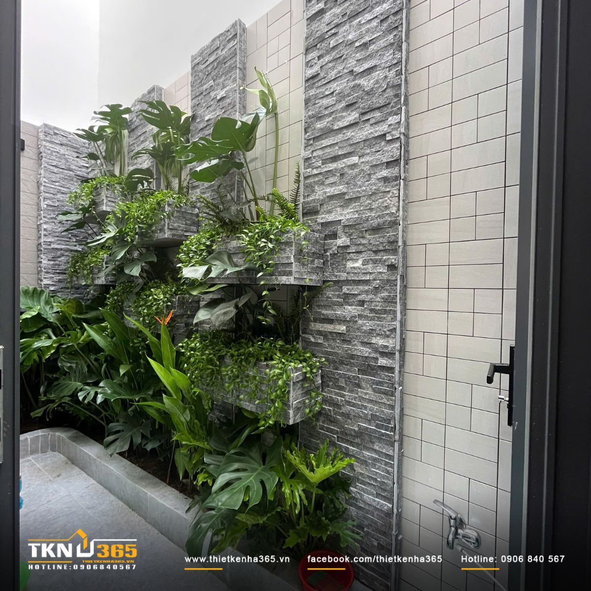 Khoảng vườn nhỏ xanh mướt, trở thành “lá phổi” của tầng trệt, đưa ánh sáng và hơi thở thiên nhiên lan tỏa vào gian bếp