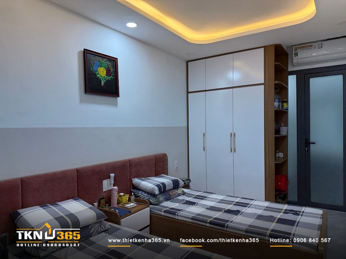 Hệ tủ quần áo kịch trần thiết kế phẳng, tay nắm tối giản giúp tối ưu lưu trữ mà vẫn giữ tổng thể phòng gọn gàng, liền mạch