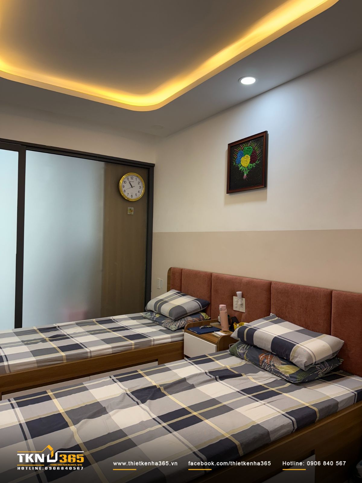 Bảng màu trung tính trắng - be - nâu gỗ được sử dụng xuyên suốt, tạo nền nhẹ nhàng để ánh sáng và vật liệu hoàn thiện phát huy hiệu quả