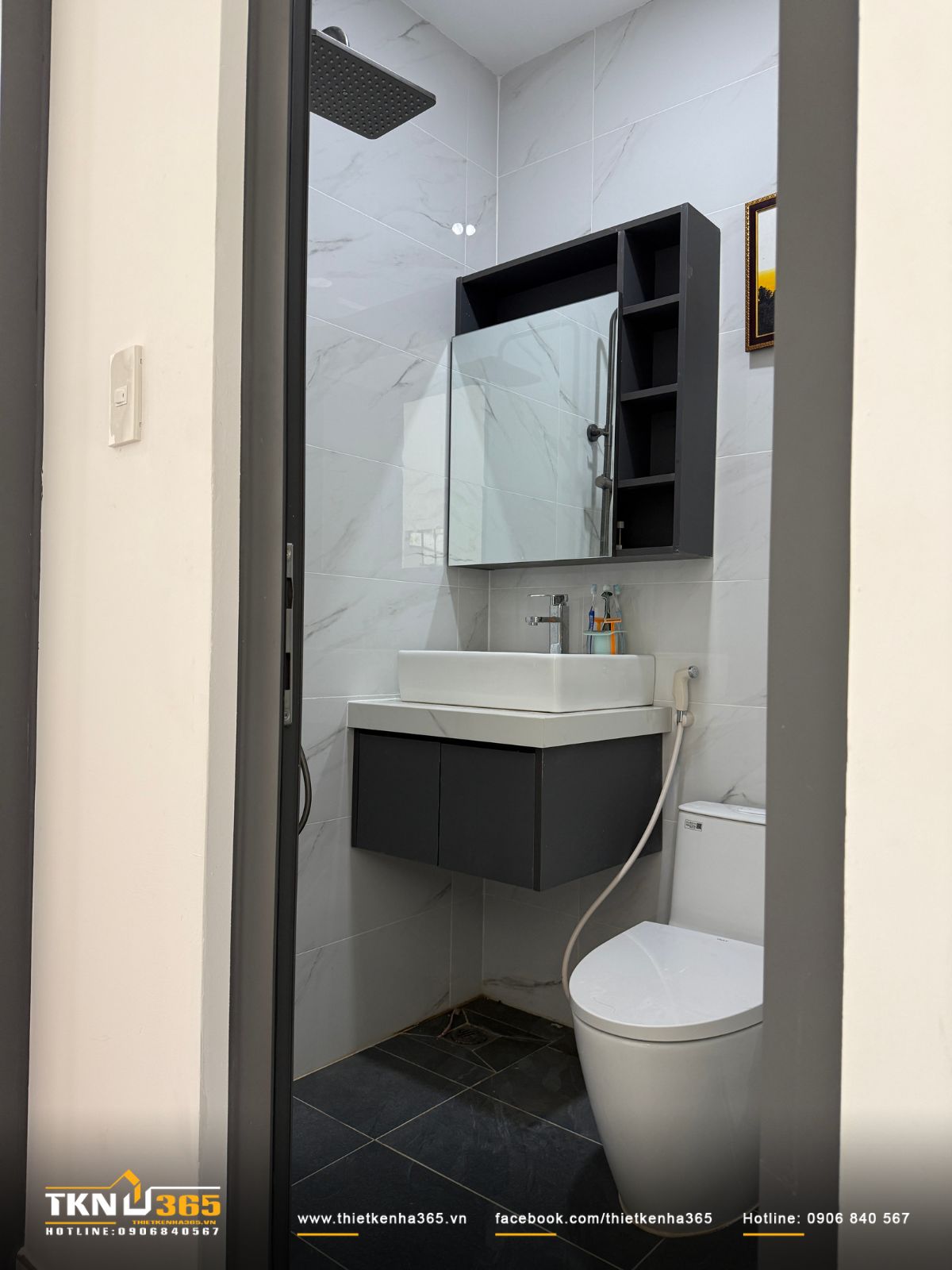 Nhà vệ sinh trong nhà phố 3 tầng thiết kế tối giản, tận dụng hệ tủ treo tường để tối ưu diện tích