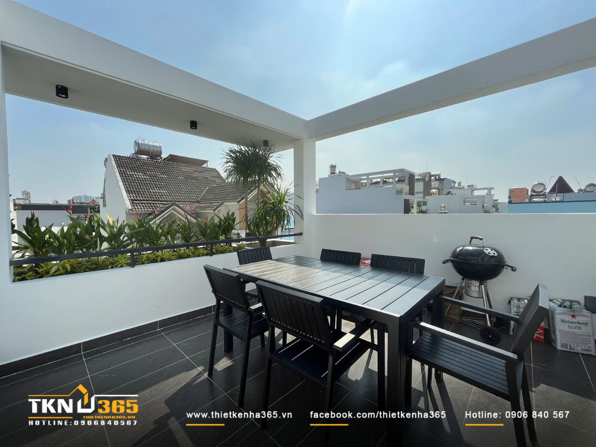 Mảng xanh chạy dọc theo lan can, mang đến cảm giác tươi mát và kết nối sân thượng gần gũi với thiên nhiên