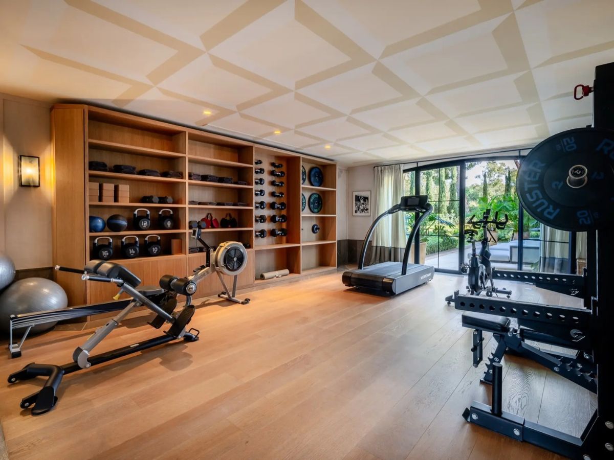 Gia chủ nên cân nhắc chi phí rõ ràng trước khi thiết kế phòng gym biệt thự (Ảnh: Sưu tầm)
