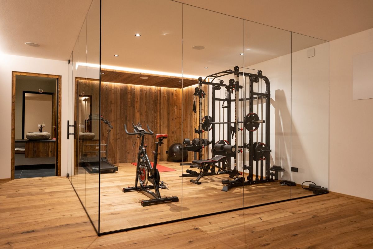 Bảng màu trung tính trang nhã chiếm ưu thế trong thiết kế phòng gym biệt thự (Ảnh: Sưu tầm)