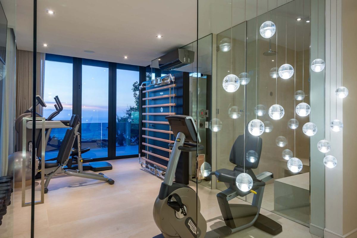 Thiết kế phòng gym biệt thự sử dụng gương lớn, tạo cảm giác mở rộng không gian (Ảnh: Sưu tầm)