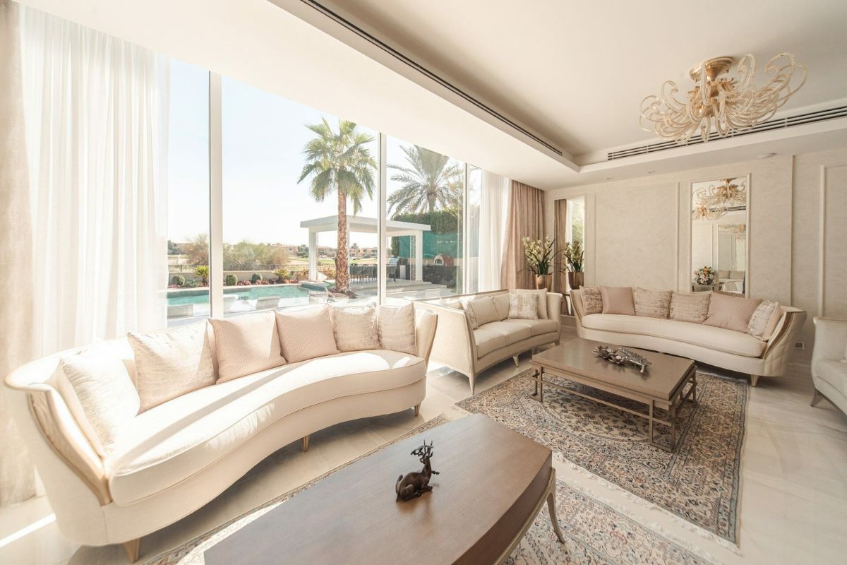 Thiết kế nội thất phòng khách phong cách hiện đại sang trọng với gam màu trung tính chủ đạo (Ảnh: Sưu tầm)