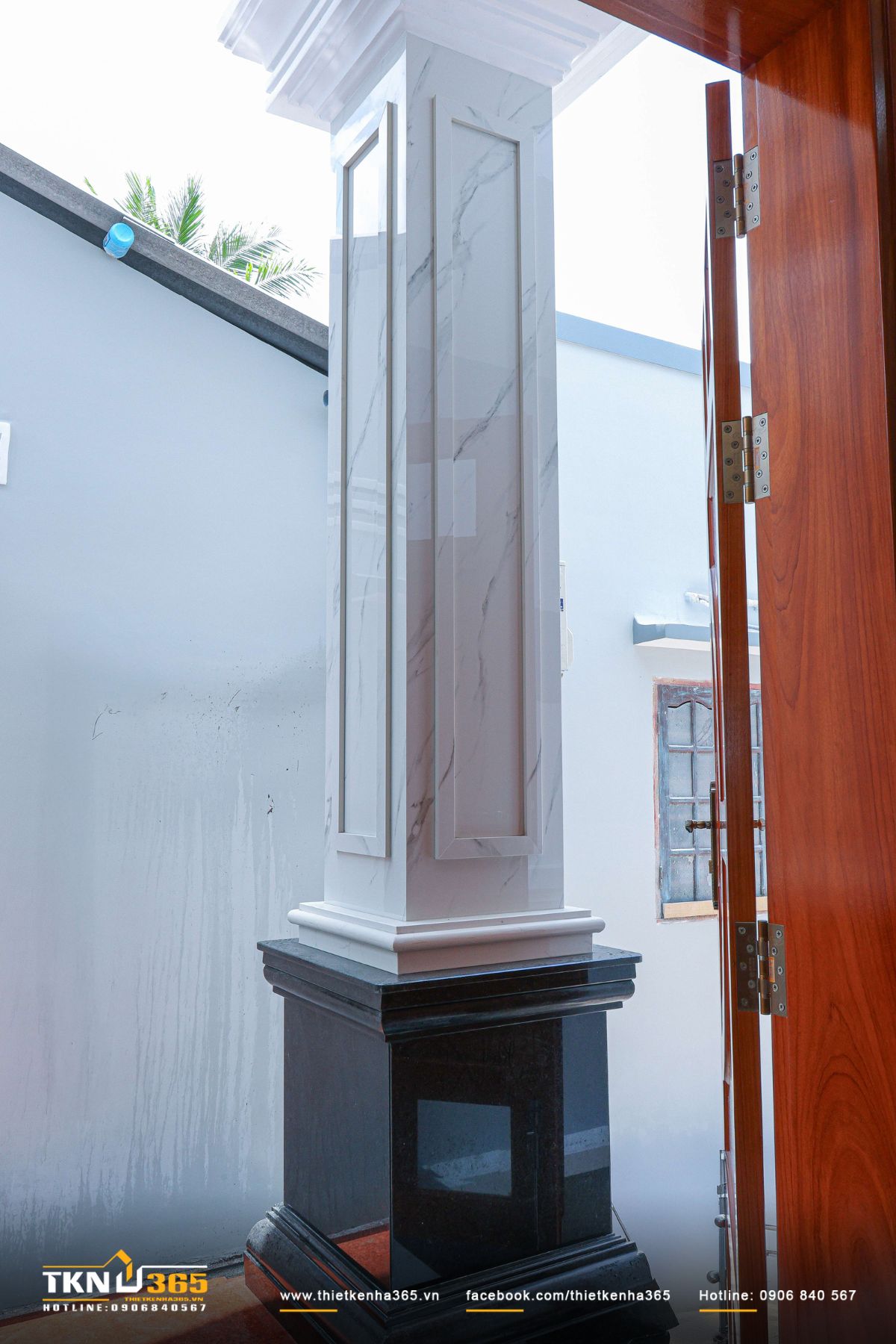 Chân cột ốp đá tối màu hạn chế bám bẩn, tạo nét đẹp tương phản với phần cột ốp đá sáng màu phía trên