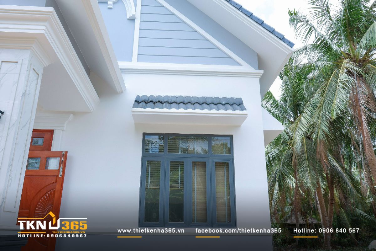 Cửa chính của biệt thự vườn 1 tầng mái Thái làm hoàn toàn bằng gỗ tự nhiên