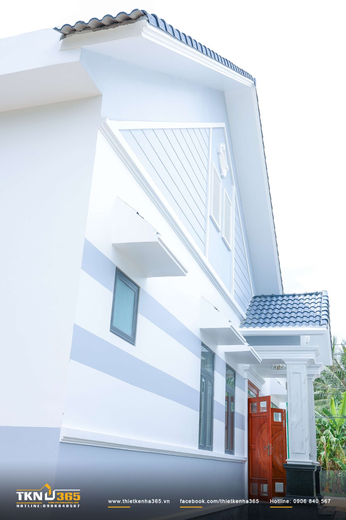 Cửa gỗ chạm khắc hoa văn tinh xảo, kết nối gần gũi giữa truyền thống và hiện đại