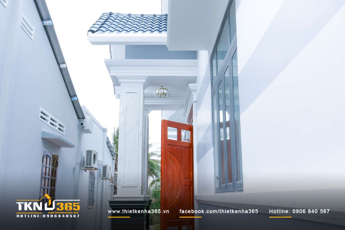 Cửa ra vào khu vực bếp - ăn có thiết kế tương tự cửa chính