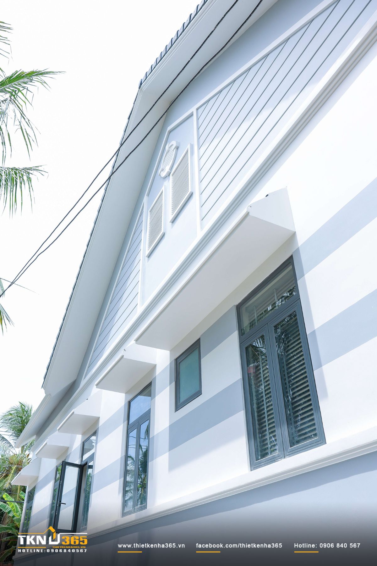 Hệ cửa sổ bằng nhôm kính bố trí dọc nhà đảm nhận nhiệm vụ thông gió và lấy sáng tự nhiên