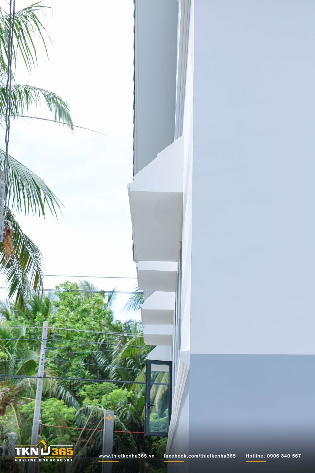 Từ trong biệt thự vườn T’S House, gia chủ thoải mái ngắm nhìn khung cảnh thiên nhiên bên ngoài qua cửa sổ