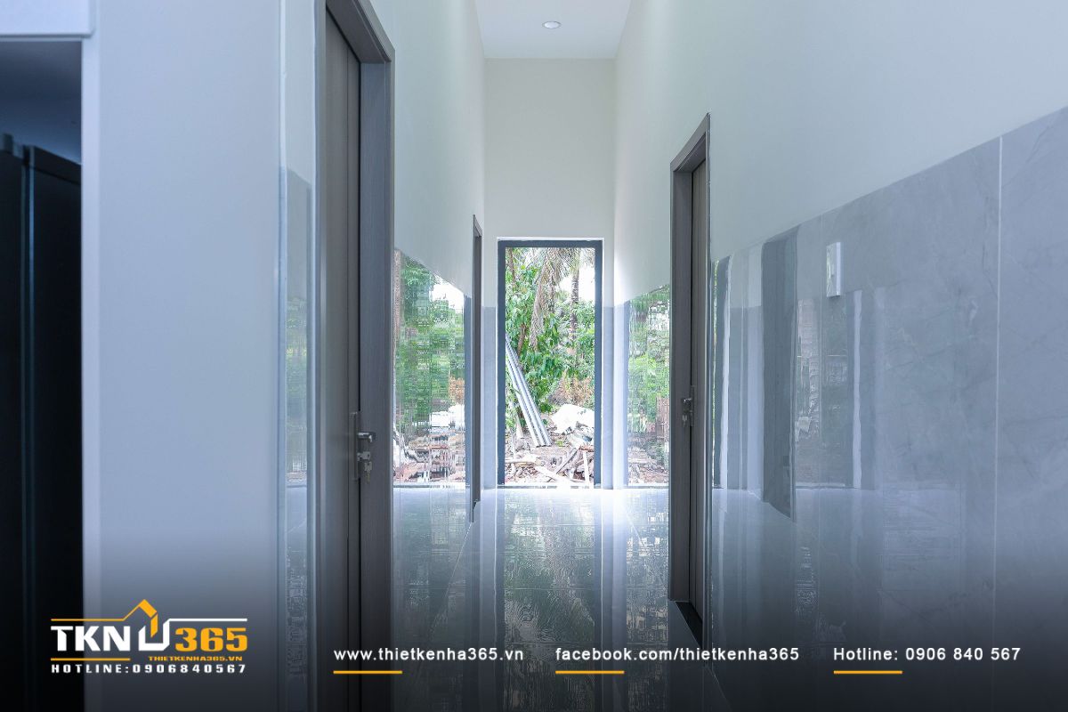 Biệt thự vườn 1 tầng mái Thái bố trí thêm cửa sau để đi ra vườn, mang gió mát len lỏi đến mọi ngóc ngách bên trong