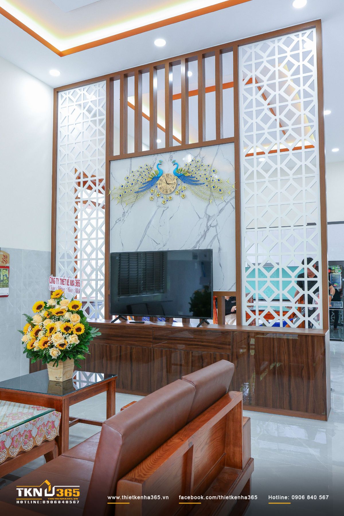 Chất liệu gỗ tự nhiên được khai thác tối đa trong thiết kế nội thất biệt thự, tạo bầu không khí thân thuộc và ấm cúng