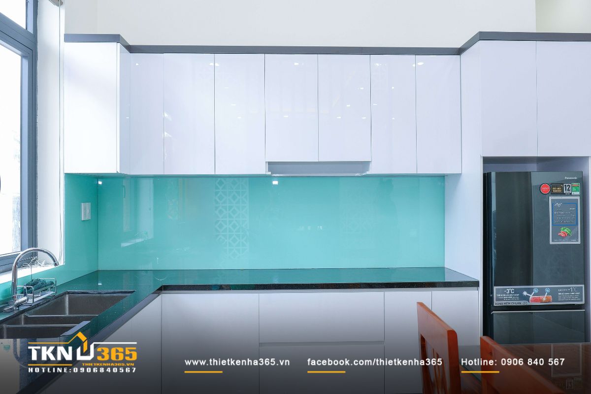 Hệ tủ bếp trên - dưới có thiết kế nhiều ngăn, kích thước lớn, tối ưu không gian lưu trữ