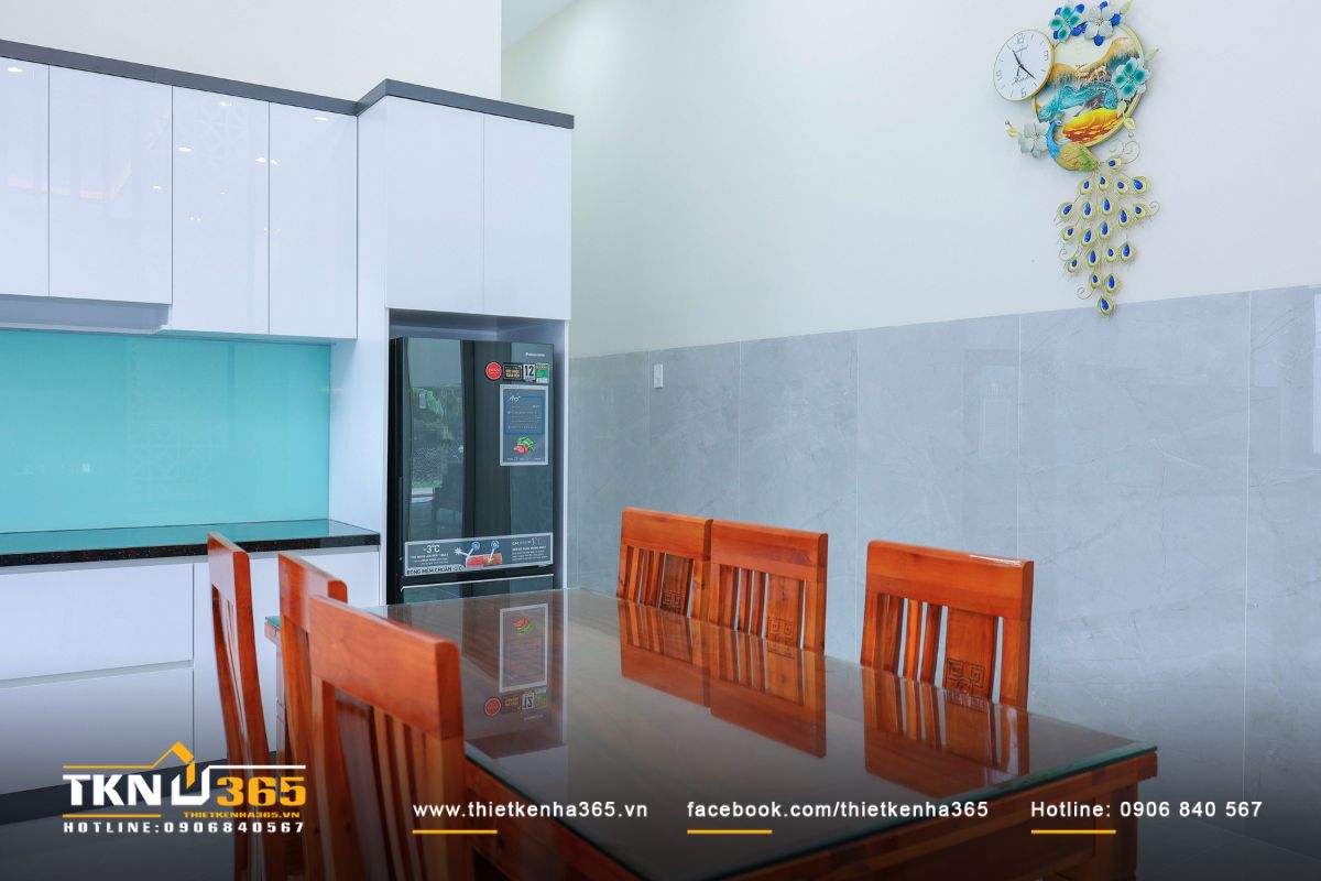 Bộ bàn ghế ăn bằng gỗ tự nhiên mang đến sự ấm cúng cho không gian bếp - ăn hiện đại