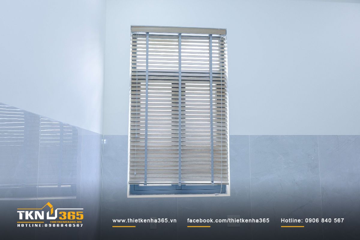 Rèm sáo ở cửa sổ giúp điều chỉnh ánh nắng, đảm bảo sự riêng tư, đồng thời dùng để trang trí cho các khu vực chức năng