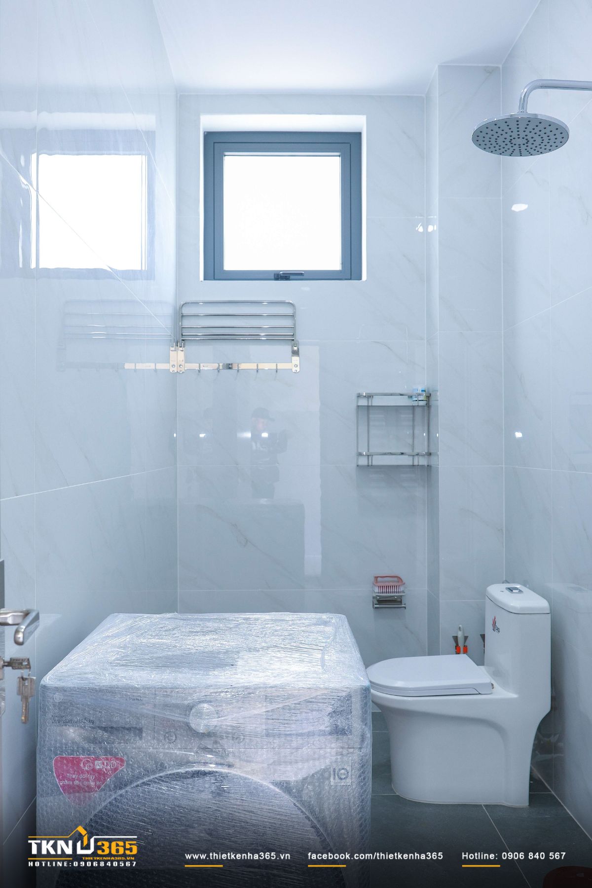 Không gian nhà tắm ốp đá màu xám, vừa tạo cảm giác sạch sẽ vừa dễ dàng vệ sinh