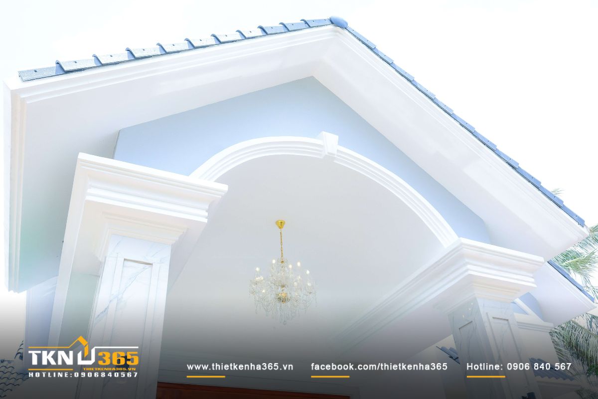 Mái ngói màu xanh dương giúp biệt thự T’S House trở nên mát mẻ và thu hút