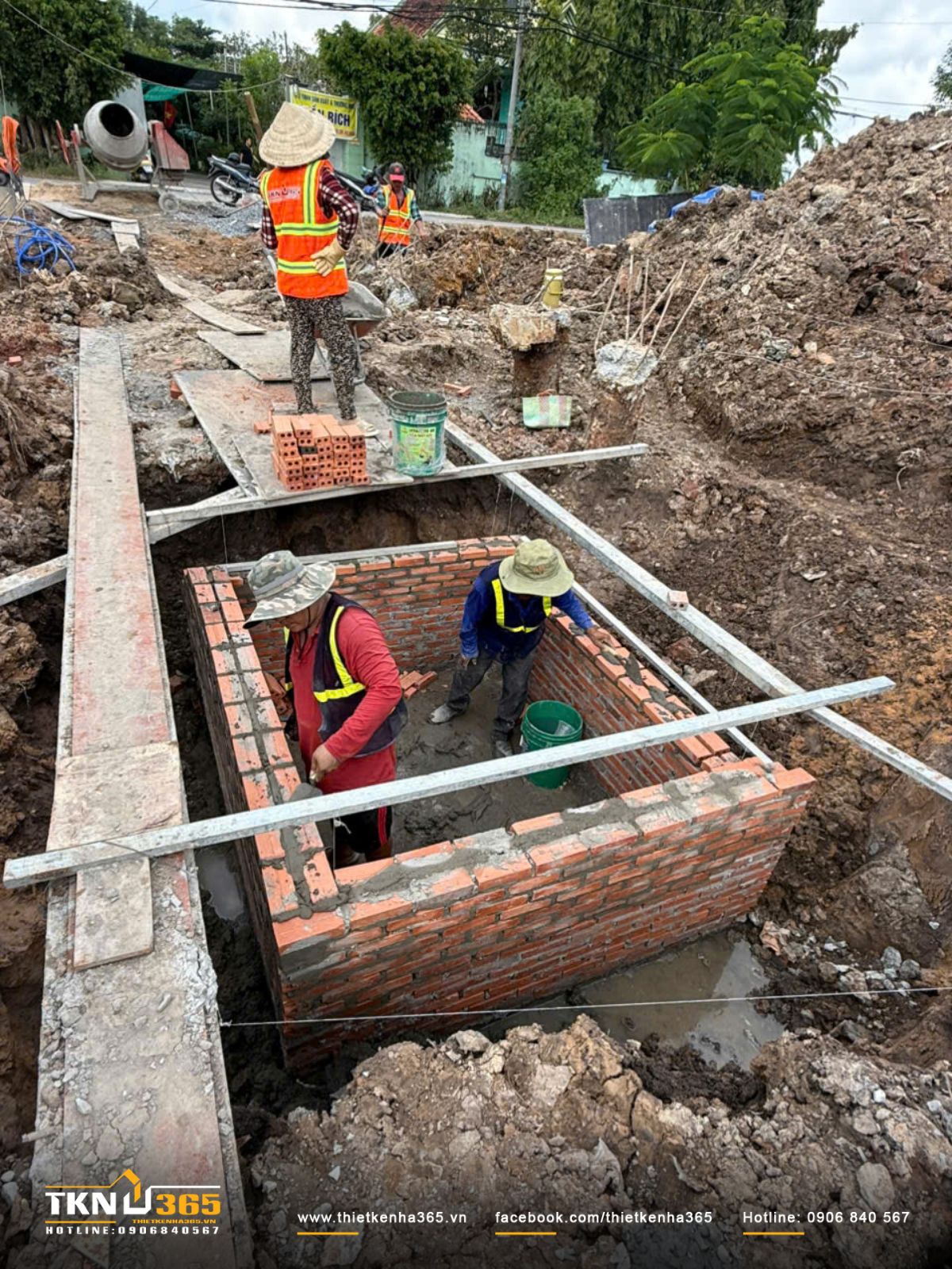 H&igrave;nh ảnh thi c&ocirc;ng trục m&oacute;ng v&agrave; hầm tự hoại