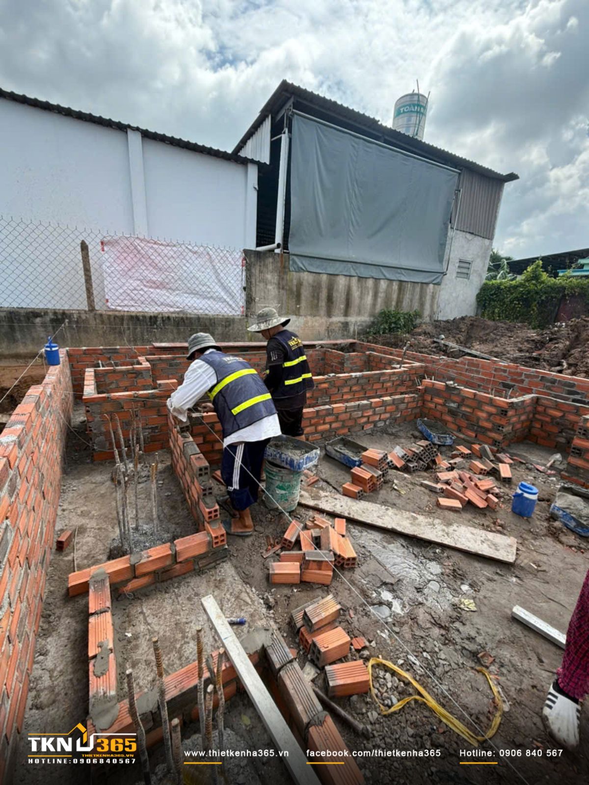 H&igrave;nh ảnh thi c&ocirc;ng trục m&oacute;ng v&agrave; hầm tự hoại