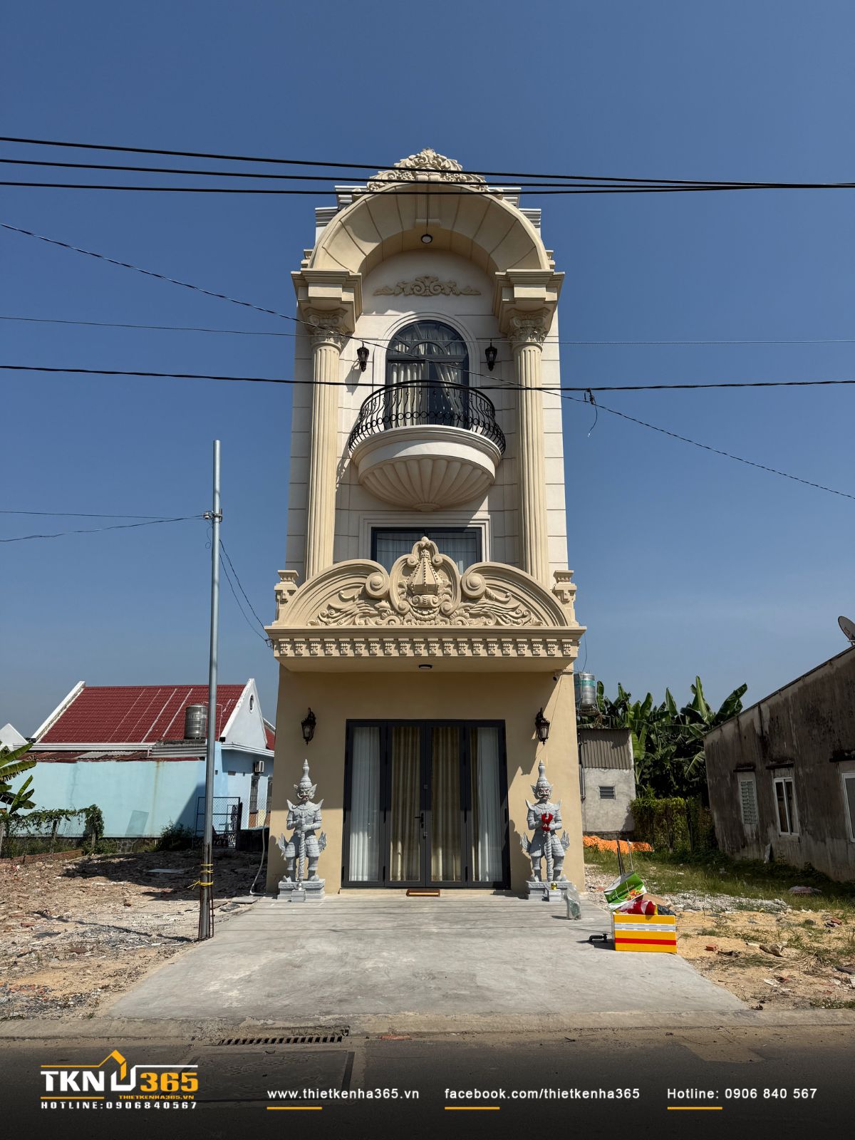 Mặt tiền M&rsquo;S House ho&agrave;n thiện với bố cục đối xứng r&otilde; r&agrave;ng, hệ cột lớn v&agrave; m&aacute;i v&ograve;m tạo điểm nhấn trung t&acirc;m, mang lại cảm gi&aacute;c bề thế nhưng kh&ocirc;ng nặng nề